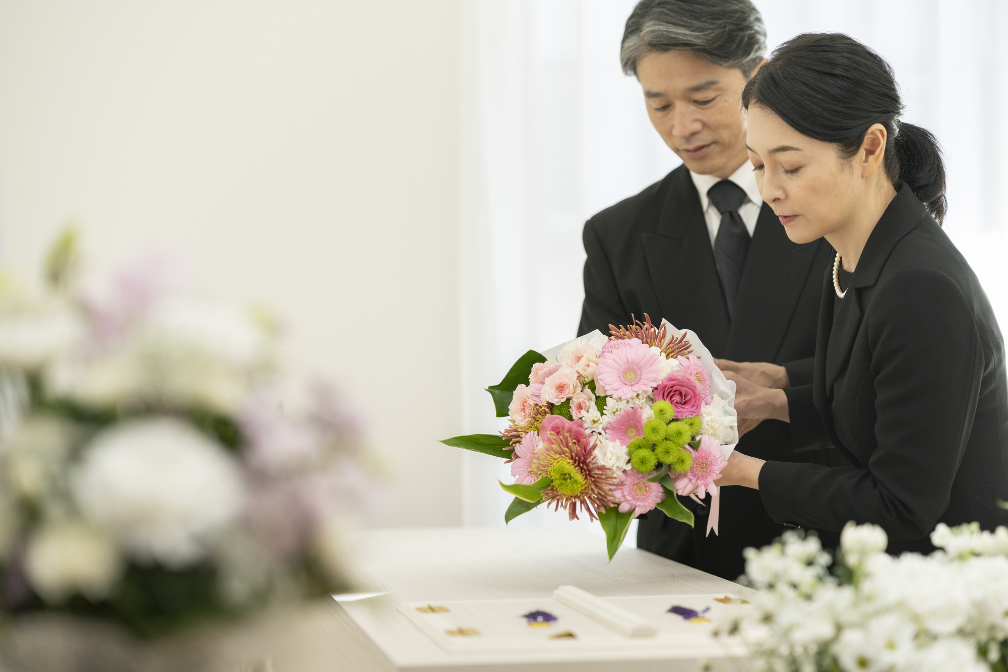 【例文】家族葬の訃報のお知らせの書き方は?タイミングや事後報告の注意点を解説 | 小さいわが家のお葬式