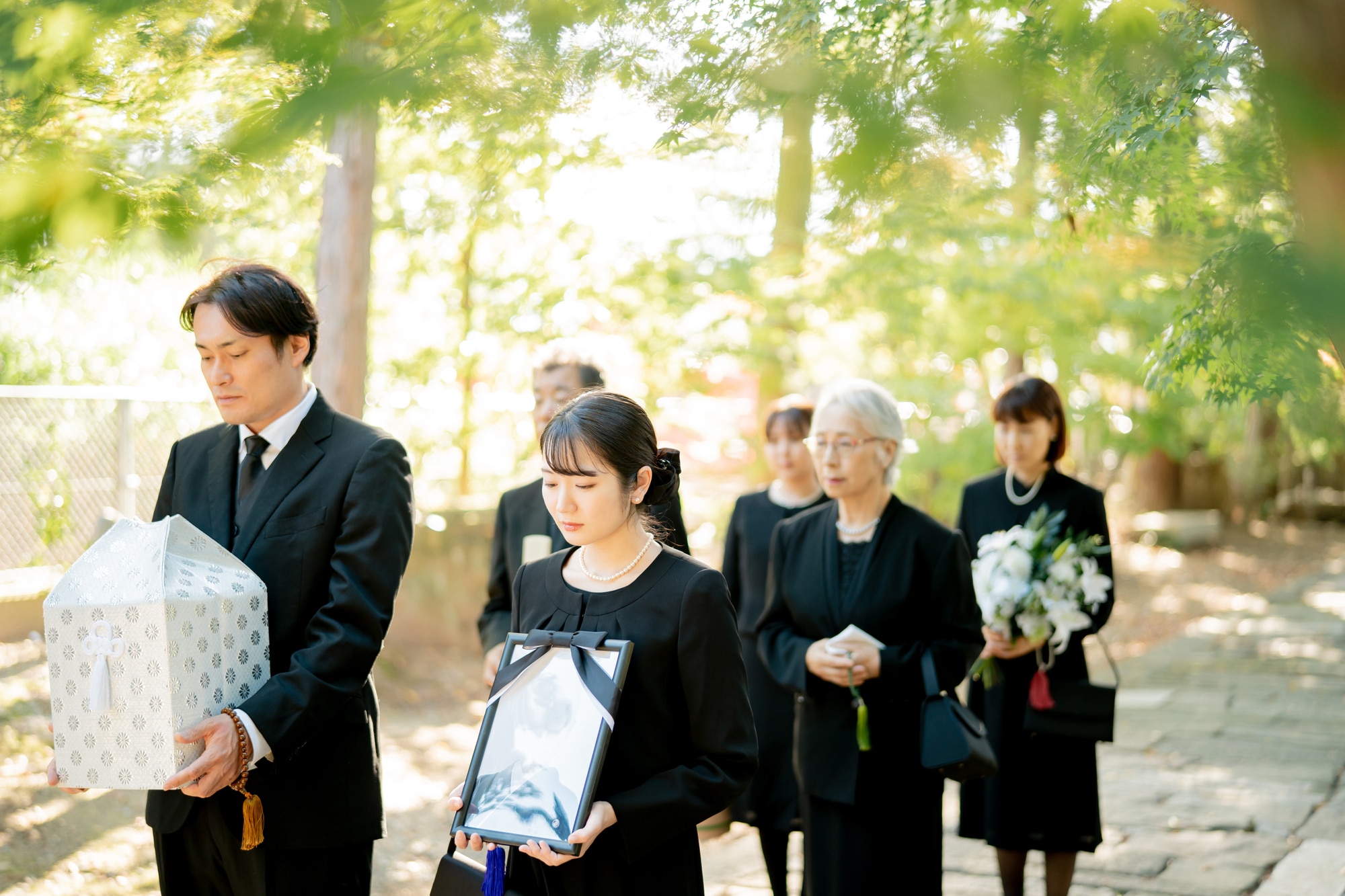 直葬(火葬式)とは?お葬式の費用相場や家族葬の違い・流れを解説 | 格安葬儀社【小さいわが家のお葬式】公式