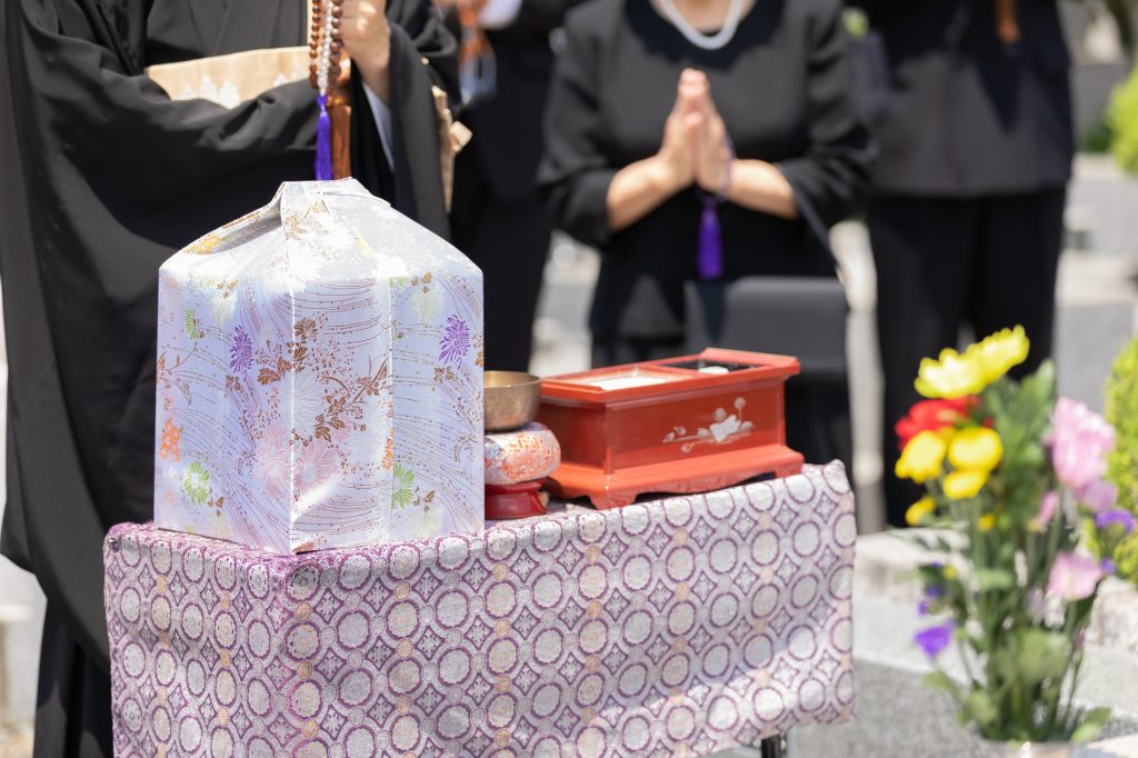 収骨とは?手順・マナー・地域による違いを解説 | 格安葬儀社【小さいわが家のお葬式】公式