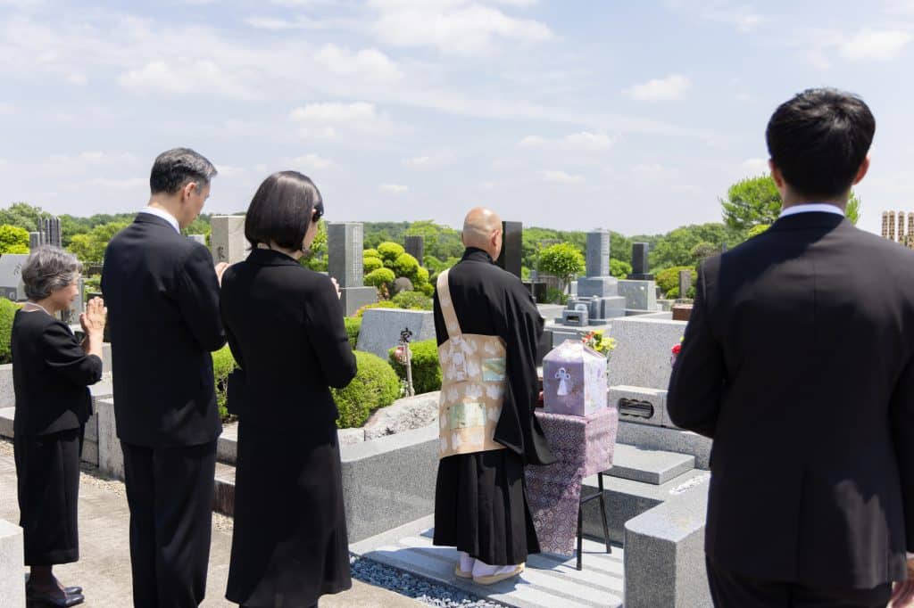 収骨とは?手順・マナー・地域による違いを解説 | 小さいわが家のお葬式