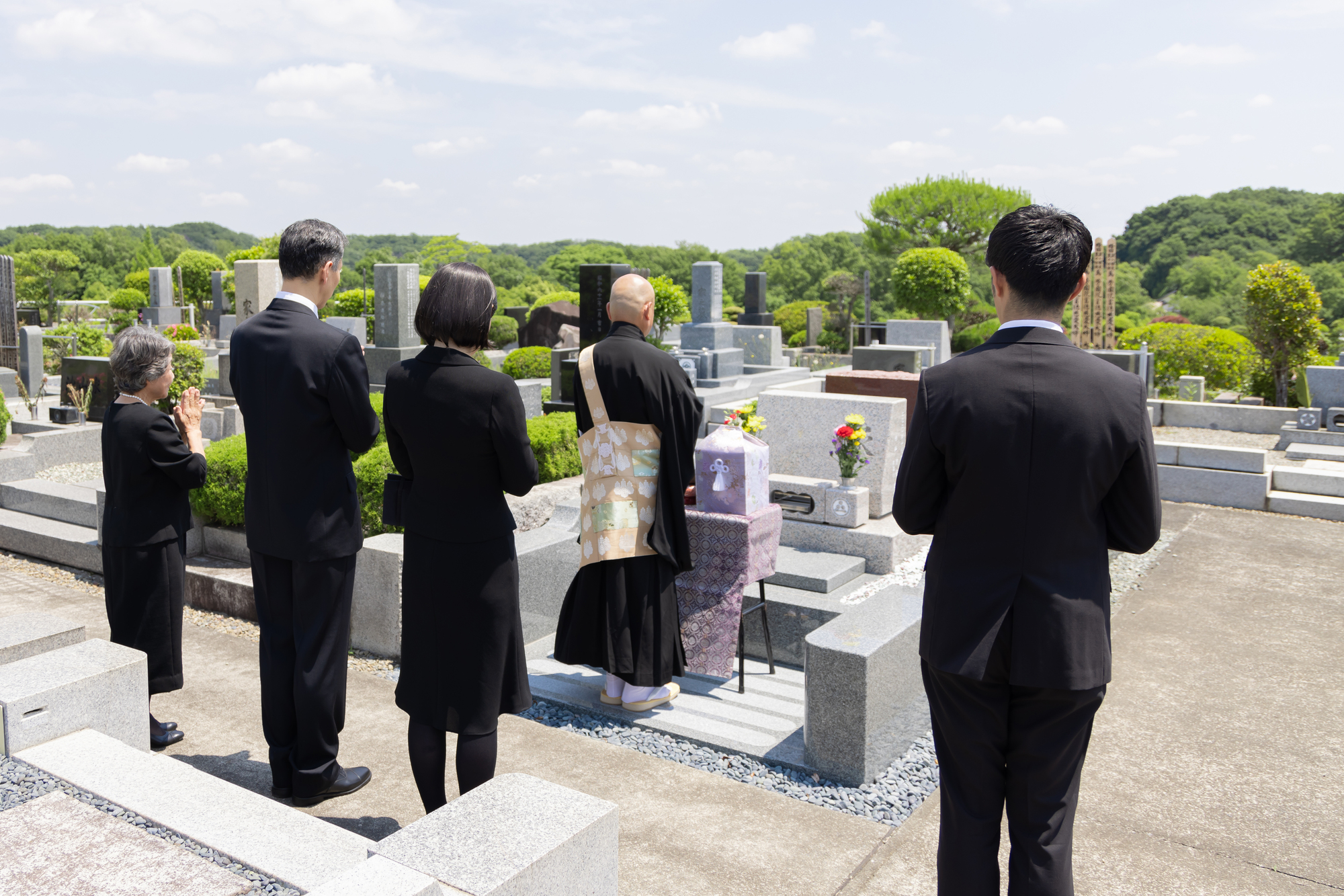 火葬後すぐ納骨はできる?火葬から納骨までの期間や注意点を紹介 | 小さいわが家のお葬式