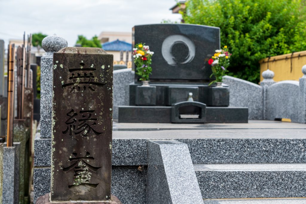 無縁仏とは？増加する無縁墓地や今からできる終活・供養の形 | 小さいわが家のお葬式