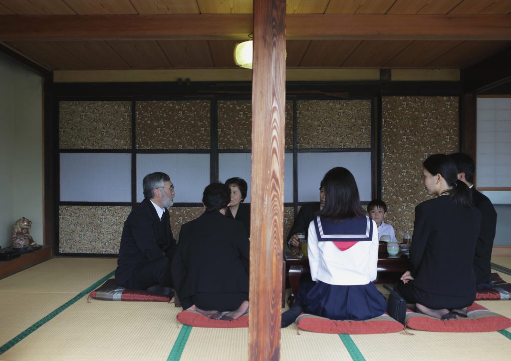 弔い不足と感じたら?後悔しない弔い直しの方法を解説 | 小さいわが家のお葬式