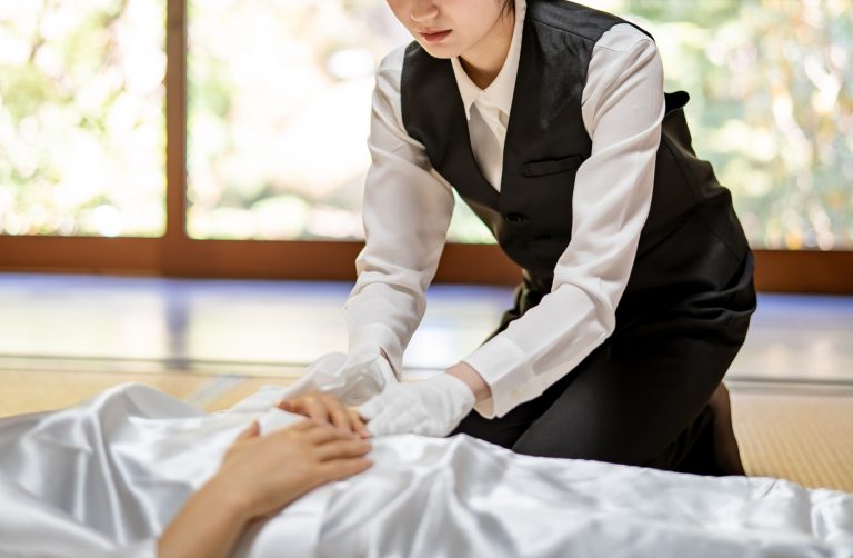 死装束とは?意味・種類・左前の理由、経帷子との関係まで分かりやすく解説 | 小さいわが家のお葬式