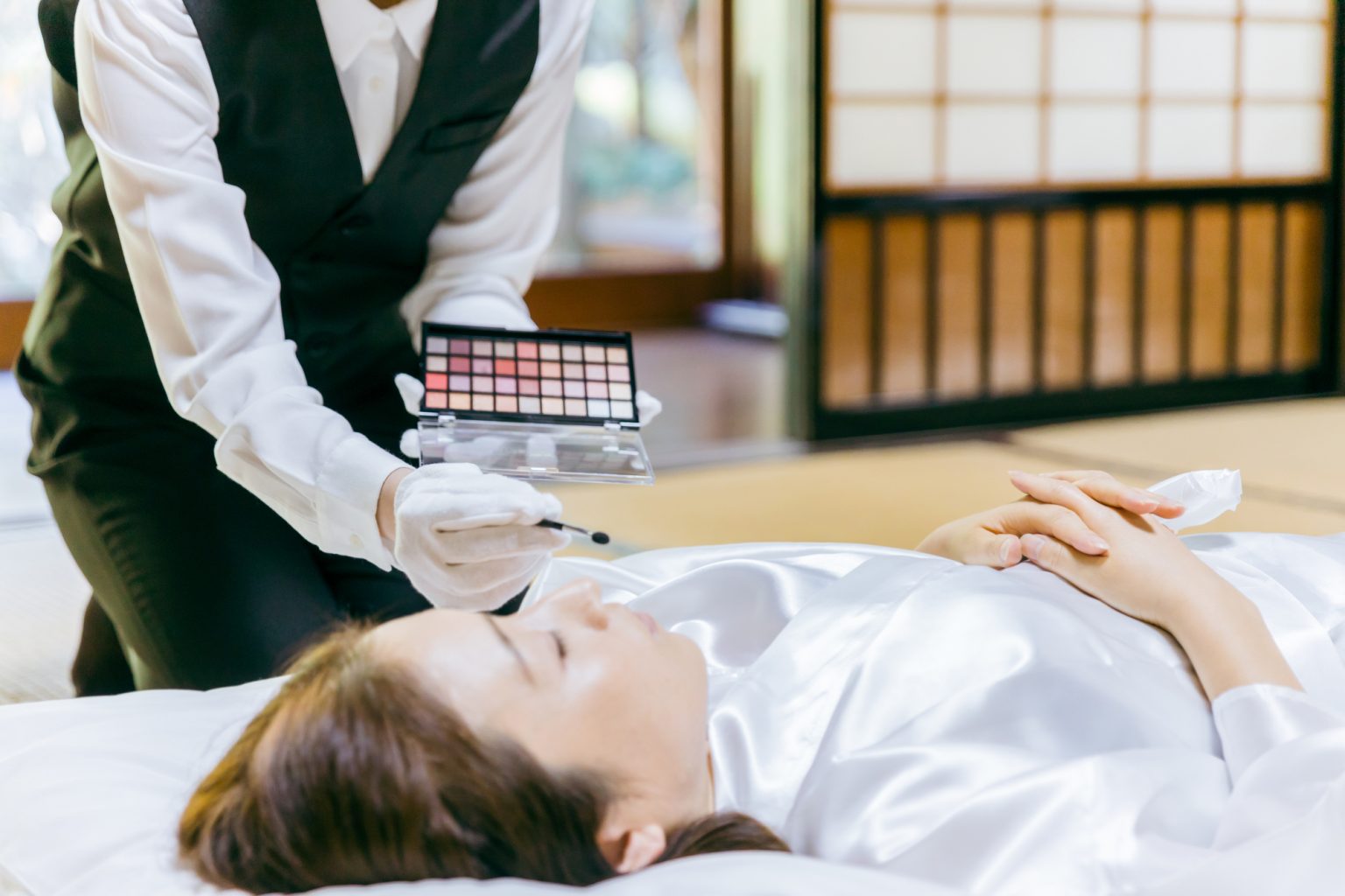 死装束とは?意味・種類・左前の理由、経帷子との関係まで分かりやすく解説 | 小さいわが家のお葬式